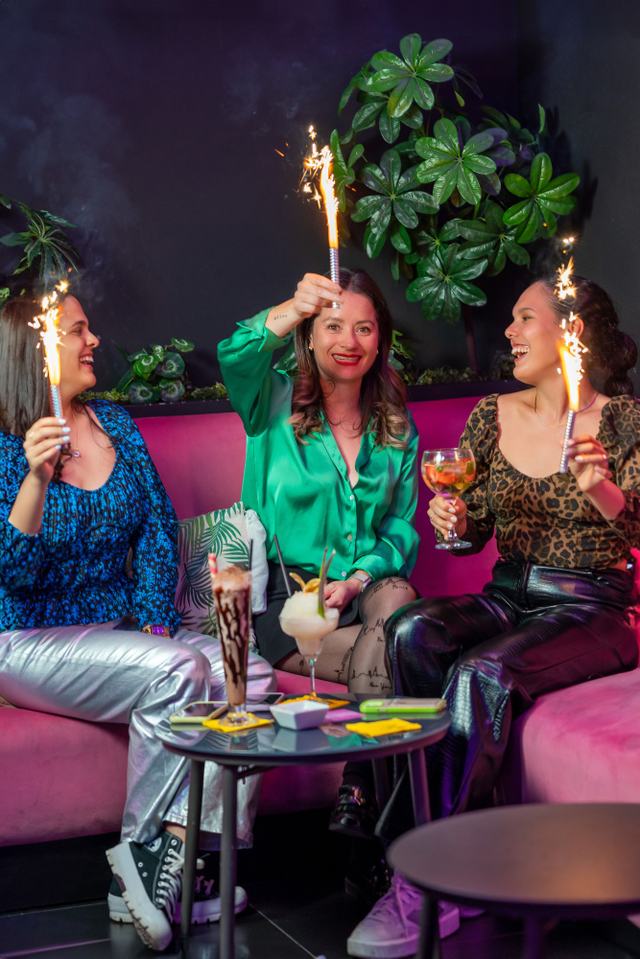 Amigas brindando con bengalas en Habana