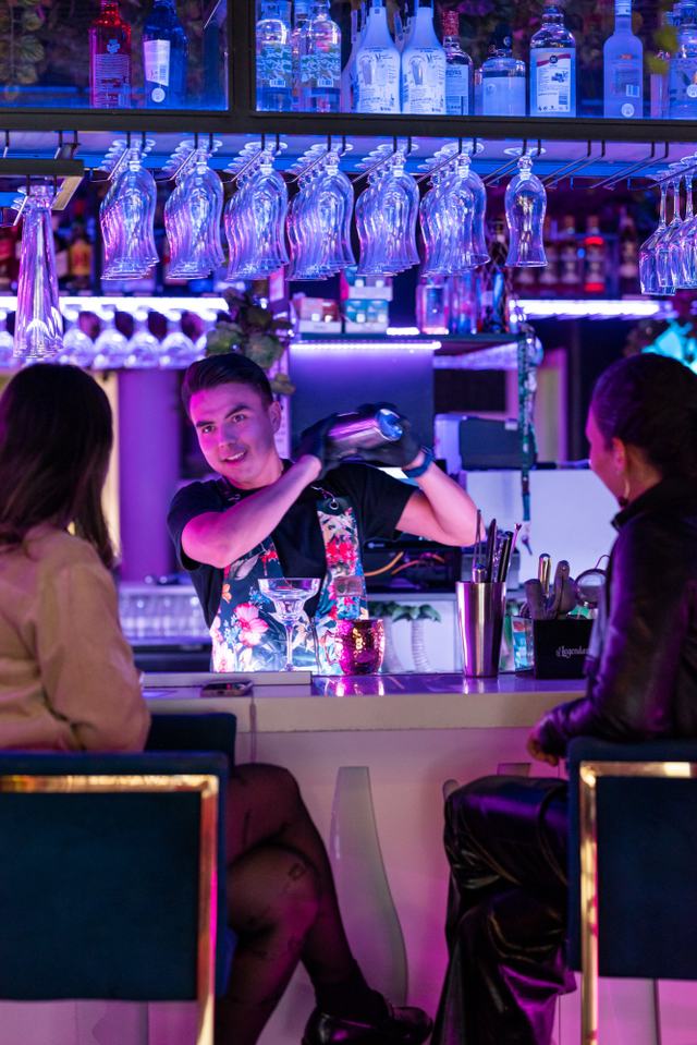 Barman preparando un cóctel en la barra de Habana