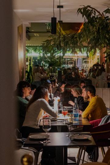 Comensales cenando en el comedor de Bacanal