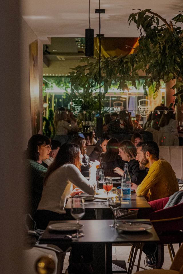 Comensales cenando en el comedor de Bacanal