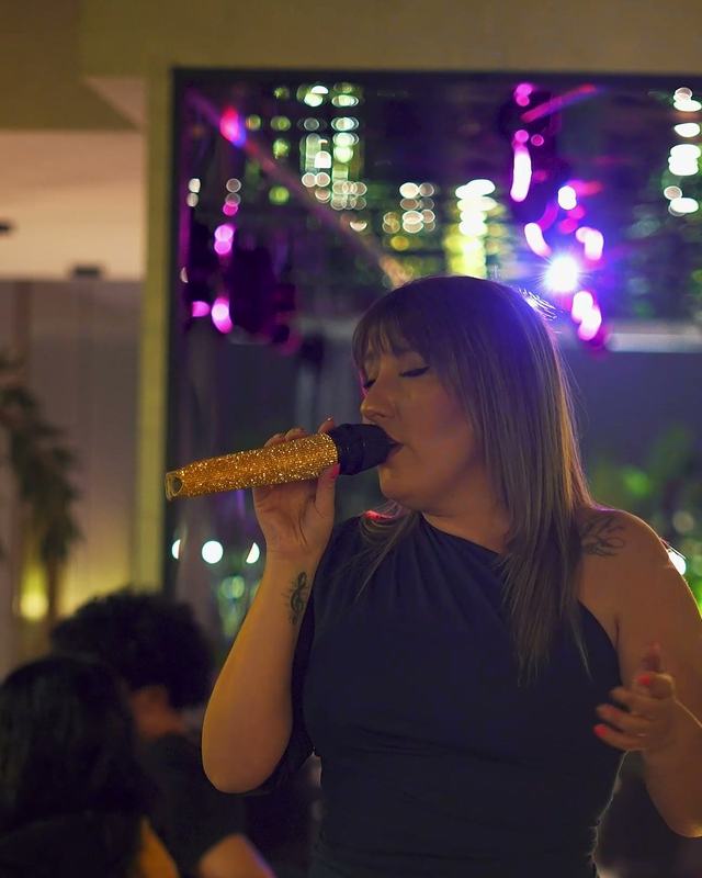 Cantante actuando en directo en Bacanal