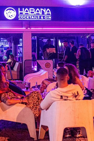La terraza de Habana, llena de gente