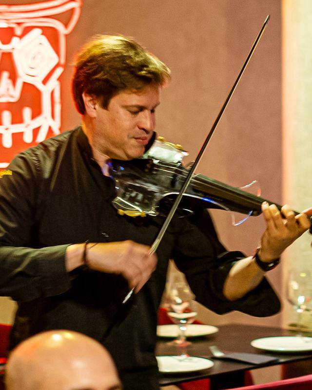 Violinista tocando en directo en Bacanal